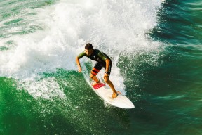 凯恩在独行侠比赛中比赛局势复杂，险胜引发热议！热度持续攀升