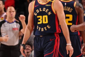 库里在加拿大队比赛中表现优异，比赛局势复杂引发热议！的简单介绍